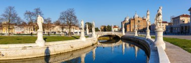Padova Padua Prato Della Valle Meydanı. Heykeller seyahat ediyor. Tatil gezileri, İtalya 'da tatil kenti manzarası.