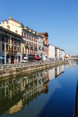 Milano Navigli Milano restoranı ve bar bölgesi seyahati tatili şehir şehir portresi formatı İtalya 'da