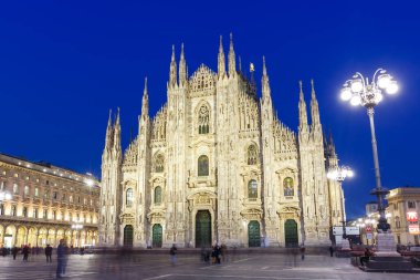 Milano Katedrali Duomo di Milano Kilisesi İtalya 'nın alacakaranlığında tatil beldesini geziyor.