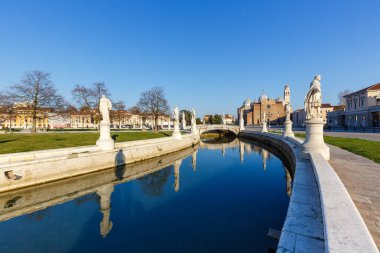 Padova Padua Prato Della Valle Meydanı 'nda heykeller İtalya' da tatil şehirlerini geziyor.
