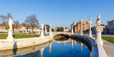 Padua Padova Prato Della Valle Meydanı 'nda heykeller İtalya' da tatil gezisi şehir manzarası