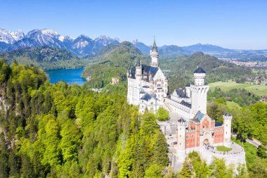 Schloss Neuschwanstein şatosu hava manzaralı Alpler Almanya 'nın Bavyera kentindeki peyzaj seyahat sarayı