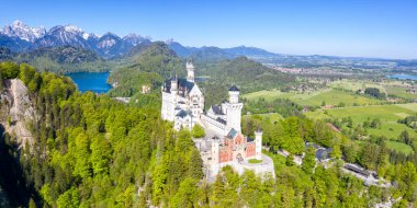 Schloss Neuschwanstein şatosu hava manzaralı Alpler Almanya Bavyera 'daki manzara gezisi panorama sarayı