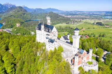 Schloss Neuschwanstein şatosu hava manzaralı Alpler Almanya 'nın Bavyera kentindeki peyzaj seyahat sarayı