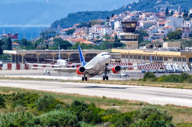 Skiathos, Yunanistan - 5 Haziran 2016 SAS İskandinav Havayolları Boeing 737 uçağı Yunanistan Skiathos havaalanında (JSI).