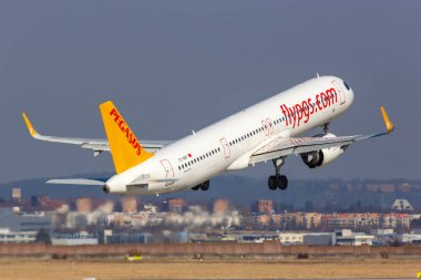 Stuttgart, Almanya - 4 Mart 2022 Pegasus Airbus A321neo uçağı Almanya 'daki Stuttgart havaalanında (STR).