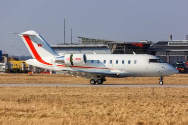 Stuttgart, Almanya - 4 Mart 2022 Bombardıman uçağı Challenger 605 Stuttgart havaalanı (STR).