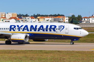 Porto, Portekiz - 21 Eylül 2021 Ryanair Boeing 737-800 uçağı Porto havaalanında (OPO).