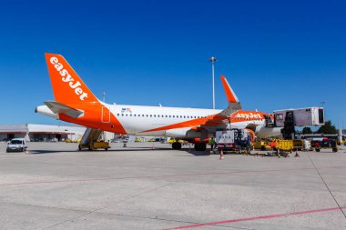 Porto, Portekiz - 21 Eylül 2021 EasyJet Airbus A320 uçağı Portekiz 'deki Porto havaalanında (OPO).