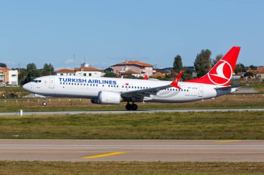 Porto, Portekiz - 21 Eylül 2021 Türk Hava Yolları Boeing 737 MAX 8 uçağı Portekiz 'deki Porto havaalanında (OPO).