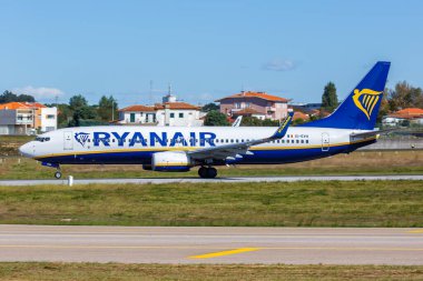 Porto, Portekiz - 21 Eylül 2021 Ryanair Boeing 737-800 uçağı Porto havaalanında (OPO).