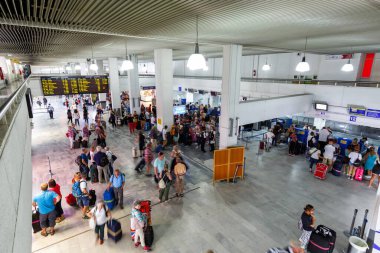 Heraklion, Yunanistan - Yunanistan 'ın Girit adasındaki Heraklion Havaalanı' nın 17 Eylül 2018 Terminali.