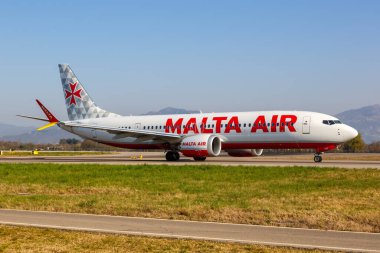 Bergamo, İtalya - 25 Mart 2022 Malta Hava Boeing 737-8-200 MAX uçağı Bergamo havaalanında (BGY).