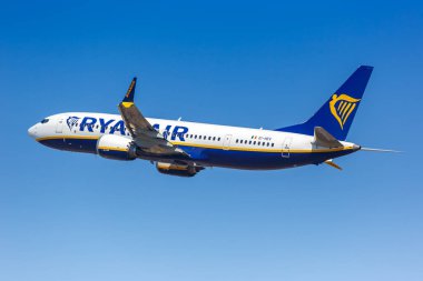 Bergamo, İtalya - 23 Mart 2022 Ryanair Boeing 737-8-200 MAX uçağı Bergamo havaalanında (BGY).