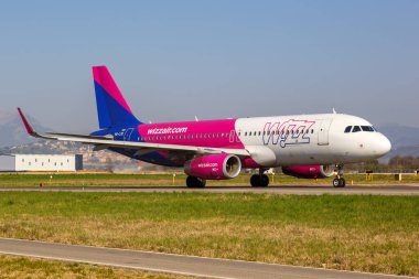 Bergamo, İtalya - 25 Mart 2022 Wizzair Airbus A320 uçağı Bergamo havaalanında (BGY).