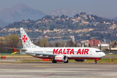 Bergamo, İtalya - 23 Mart 2022 Malta Hava Boeing 737-8-200 MAX uçağı Bergamo havaalanında (BGY).