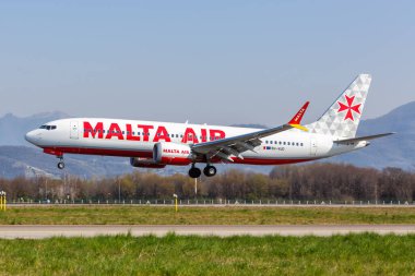Bergamo, İtalya - 25 Mart 2022 Malta Hava Boeing 737-8-200 MAX uçağı Bergamo havaalanında (BGY).