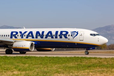 Bergamo, İtalya - 25 Mart 2022 Ryanair Boeing 737-800 uçağı Bergamo havaalanında (BGY).