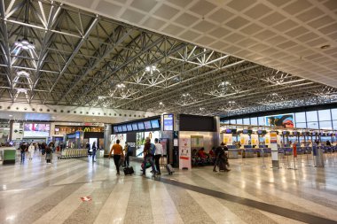 Milan, İtalya - 25 Mart 2022 Milan Malpensa Havaalanı Terminal 1 (MXP).