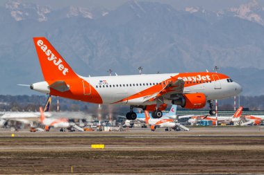 Milan, İtalya - 24 Mart 2022 EasyJet Europe Airbus A319 İtalya 'daki Milan Malpensa havaalanında (MXP).