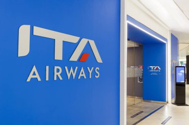 Roma, İtalya - 19 Mart 2022 ITA Airways logosu Roma Fiumicino Havaalanı 'nda (FCO).