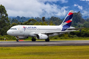 Medellin, Kolombiya - 19 Nisan 2022 LATAM Airbus A319, Medellin Rionegro Havaalanı (MDE) Kolombiya.