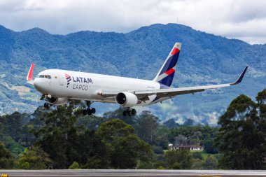 Medellin, Kolombiya - 19 Nisan 2022 LATAM Kargo Boeing 767-300F uçak Medellin Rionegro havaalanında (MDE).