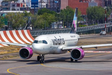 Mexico City, Mexico - 14 Nisan 2022 Volaris Airbus A320neo uçağı Mexico City havaalanında (MEX).