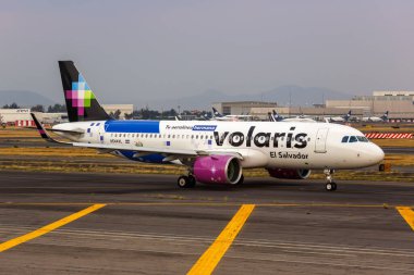 Mexico City, Mexico - 15 Nisan 2022 Volaris El Salvador Airbus A320neo uçağı Mexico City havaalanında (MEX).