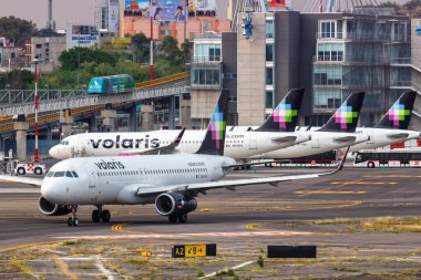 Mexico City, Mexico - 14 Nisan 2022 Volaris Airbus A320 Mexico City havaalanında (MEX).