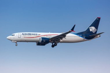 Mexico City, Mexico - 15 Nisan 2022 AeroMexico Boeing 737 MAX 8 uçağı Mexico City havaalanında (MEX).