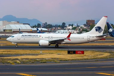 Mexico City, Mexico - 15 Nisan 2022 AeroMexico Boeing 737 MAX 8 uçağı Mexico City havaalanında (MEX).