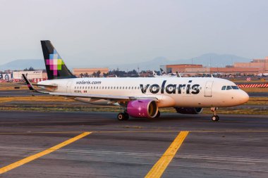 Mexico City, Mexico - 15 Nisan 2022 Volaris Airbus A320neo uçağı Mexico City havaalanında (MEX).