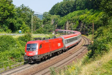 Amstetten, Almanya - 21 Temmuz 2021 BB sterreichische Bundesbahnen InterCity IC treni Amstetten yakınlarındaki Geislinger Steige, Almanya.