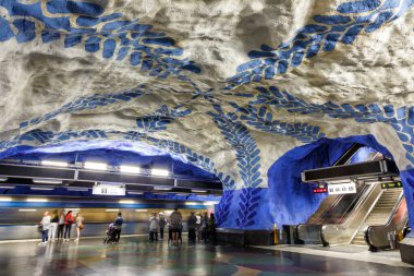 Stockholm, İsveç - 26 Haziran 2013 Stockholm, İsveç 'teki T-Centralen tüneli metro istasyonu.