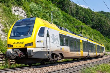 Geislingen, Almanya - 21 Temmuz 2021 Bwegt Bölgesel treni Almanya 'nın Geislingen kenti yakınlarında GoAhead on Geislinger Steige tarafından işletilmektedir..
