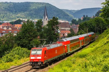 Geislingen, Almanya - DB Regio Deutsche Bahn tarafından işletilen 21 Temmuz 2021 Geislingen yakınlarındaki Geislinger Steige, Almanya.