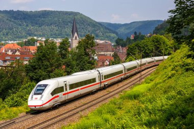 Geislingen, Almanya - 21 Temmuz 2021 Deutsche Bahn 'in Geislinger Steige, Almanya yakınlarındaki yüksek hızlı treni.