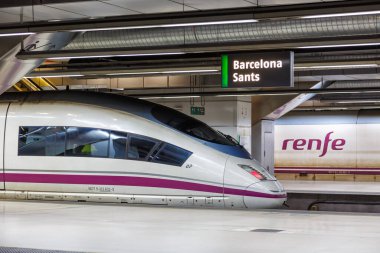 Barselona, İspanya - 19 Şubat 2022 AVE Siemens Velaro yüksek hızlı tren Barcelona, İspanya 'daki Barcelona Sants tren istasyonunda RENFE tarafından işletilmektedir..