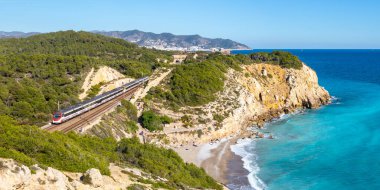 Sitges, İspanya - 20 Şubat 2022 Civia bölgesel treni İspanya 'daki Sitges yakınlarında RENFE Rodalies de Catalunya tarafından işletilmektedir..