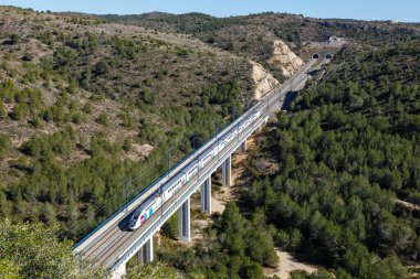 Roda de Bera, İspanya - 20 Şubat 2022 TGV Euroduplex Madrid 'deki Ouigo Espana SNCF treni - İspanya' nın Roda de Bera kenti yakınlarındaki Barcelona yüksek hızlı tren hattı.