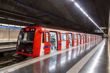 Barselona, İspanya - 19 Şubat 2022 Barselona metro istasyonu El Carmel toplu taşımacılık Barselona, İspanya.