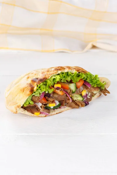 Kebab Doner Kebap Φέτα Fast Food Flatbread Ένα Ξύλινο Πίνακα — Φωτογραφία Αρχείου