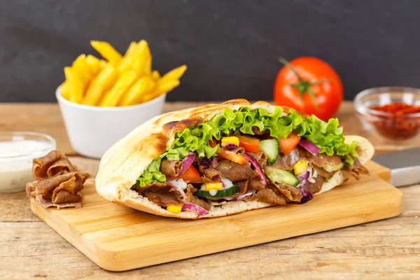 Kebab Doner Kebap Kroić Fast Food Flatbread Frytkami Drewnianej Desce — Zdjęcie stockowe