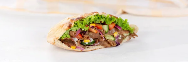 Kebab Doner Kebap Kroić Fast Food Flatbread Drewnianej Panoramie Pokładzie — Zdjęcie stockowe