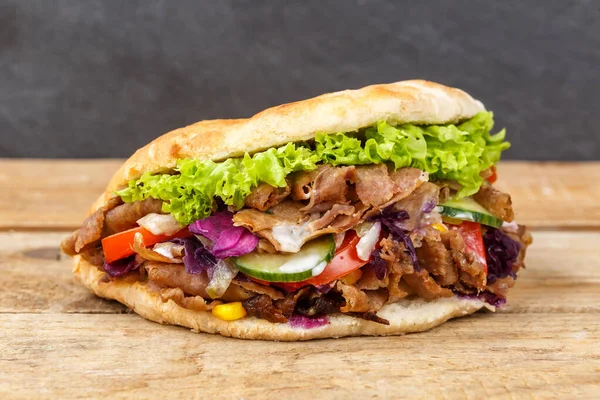 Kebab Doner Kebap Fast Food Przekąska Flatbread Drewnianej Desce — Zdjęcie stockowe