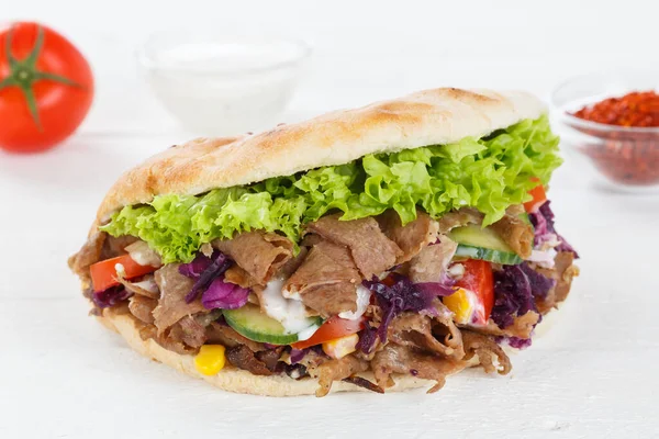 Kebab Doner Kebap Fast Food Przekąska Flatbread Drewnianej Desce — Zdjęcie stockowe