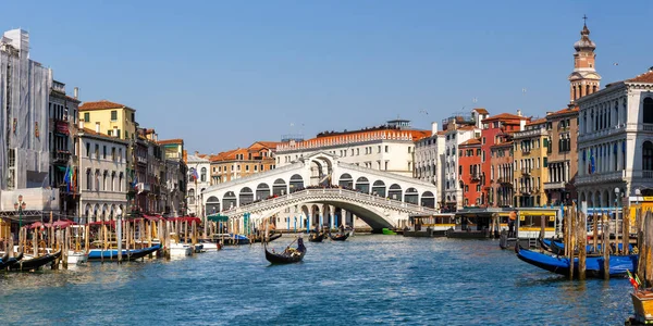 베네치아 리알토 그란데 운하를 횡단하는 곤돌라 이탈리아의 파노라마 — 스톡 사진
