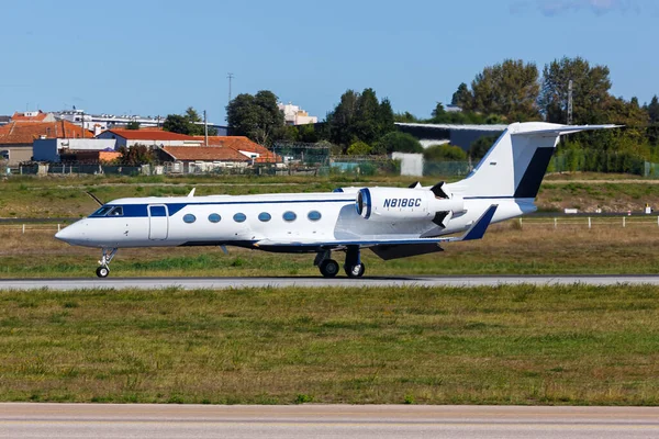 Porto, Portekiz - 21 Eylül 2021 Gulfstream G450 uçağı Porto havaalanında (OPO).
