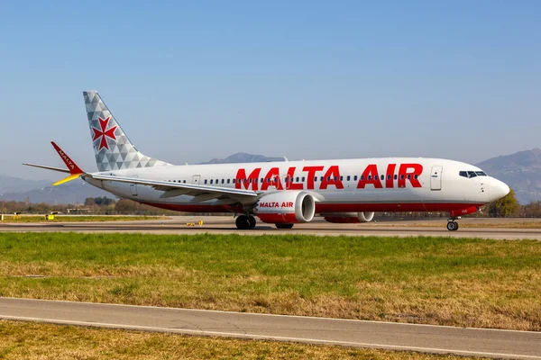 Bergamo, İtalya - 25 Mart 2022 Malta Hava Boeing 737-8-200 MAX uçağı Bergamo havaalanında (BGY).